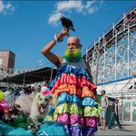 Coney Island Mermaid Parade 2012 (<a href="https://www.flickr.com/photos/lumn8tion/7429676186/in/album-72157630258690668/">Lumn8tion's Flickr</a>)